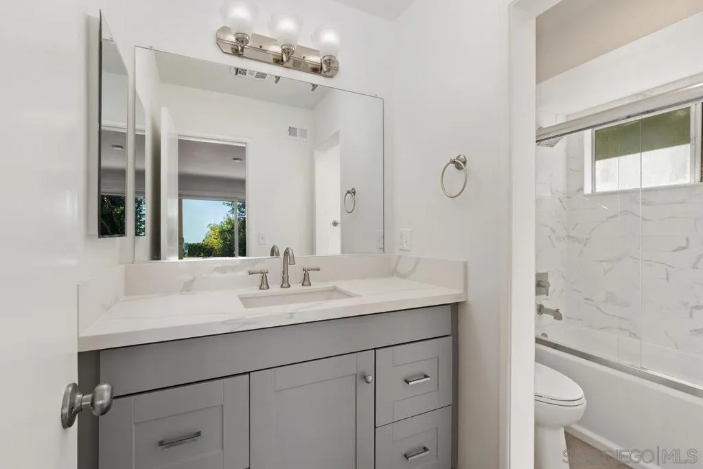 La Jolla, California 92037, United States, 4 Bedrooms Bedrooms, ,2 BathroomsBathrooms,Residential,Pending,206582