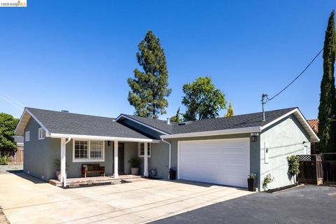 Photo of 1827 Briscoe Ln Ln, Concord, CA 94521 (MLS # 41131120)