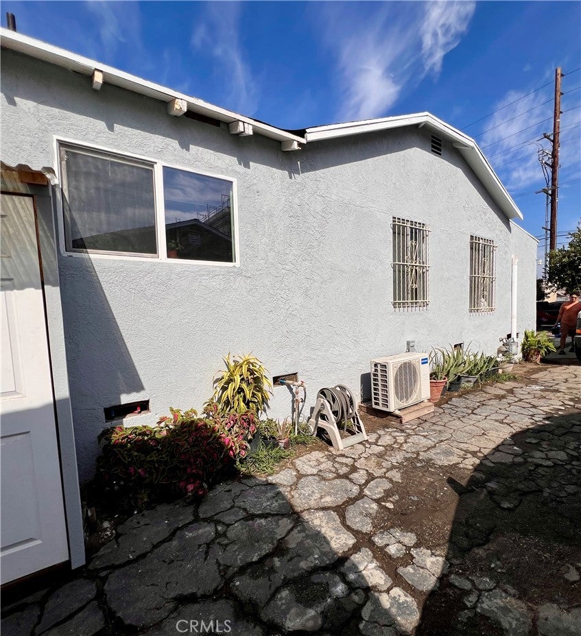 1474 W Compton