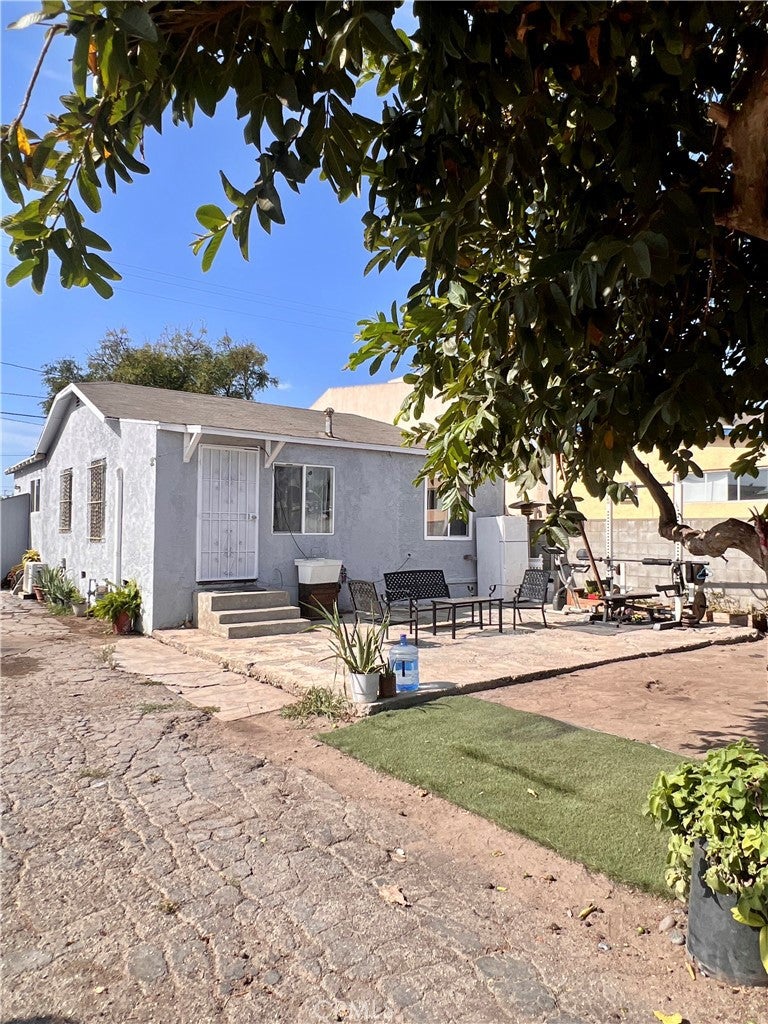 1474 W Compton