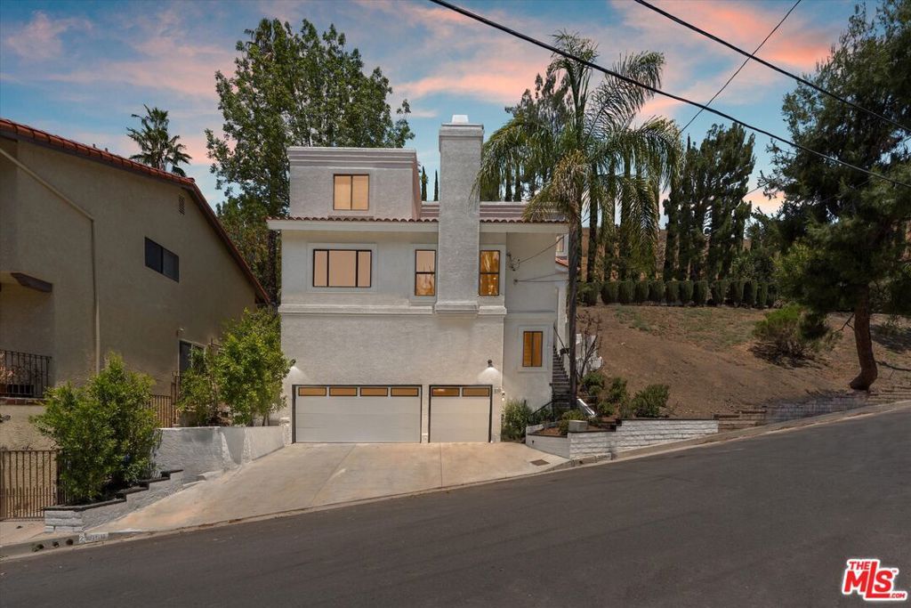 Photo of 22960 Cass Avenue, Woodland Hills, CA 91364 (MLS # 25561161)
