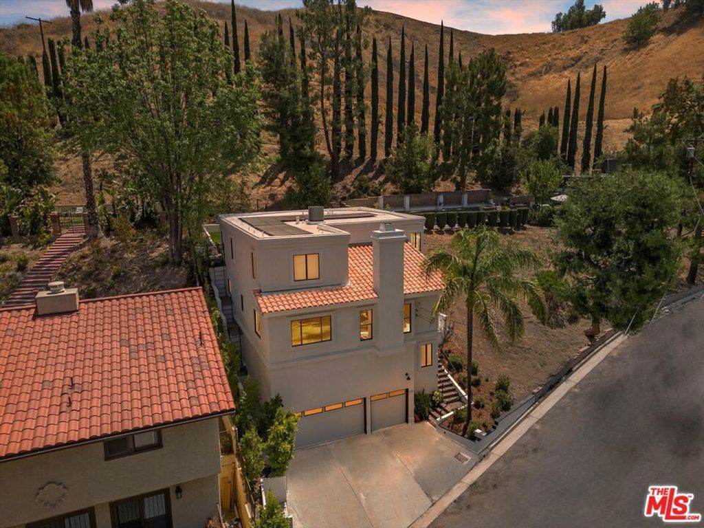 Photo of 22960 Cass Avenue, Woodland Hills, CA 91364 (MLS # 25561161)