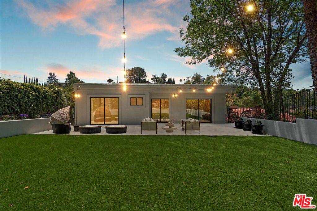 Photo of 22960 Cass Avenue, Woodland Hills, CA 91364 (MLS # 25561161)