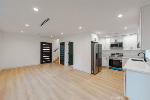Photo of 14125 1/2 Emelita St, Sherman Oaks, CA 91401 (MLS # SR26004878)