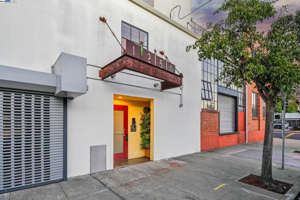 Photo of 1250 POWELL STREET St #4, Emeryville, CA 94608 (MLS # 41115629)