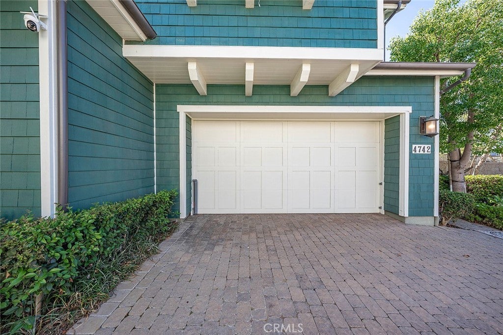 4742 Wentworth