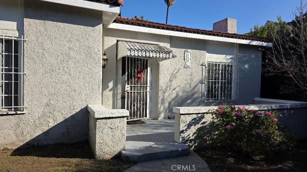 Photo of 250 N Ridgewood Place N, Los Angeles, CA 90004 (MLS # TR25243408)