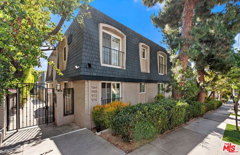Photo of 964 Larrabee Street #102, West Hollywood, CA 90069 (MLS # 26831947)