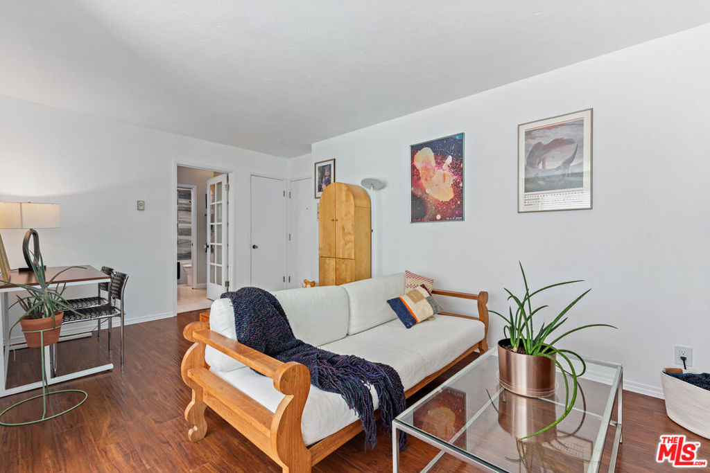 964 Larrabee Street 102