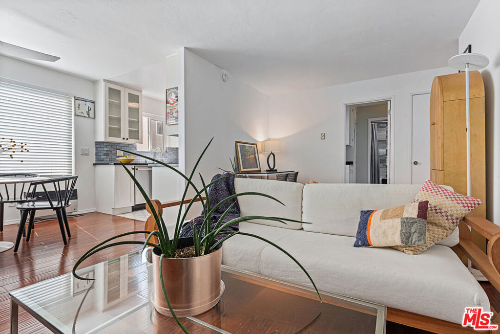 964 Larrabee Street 102