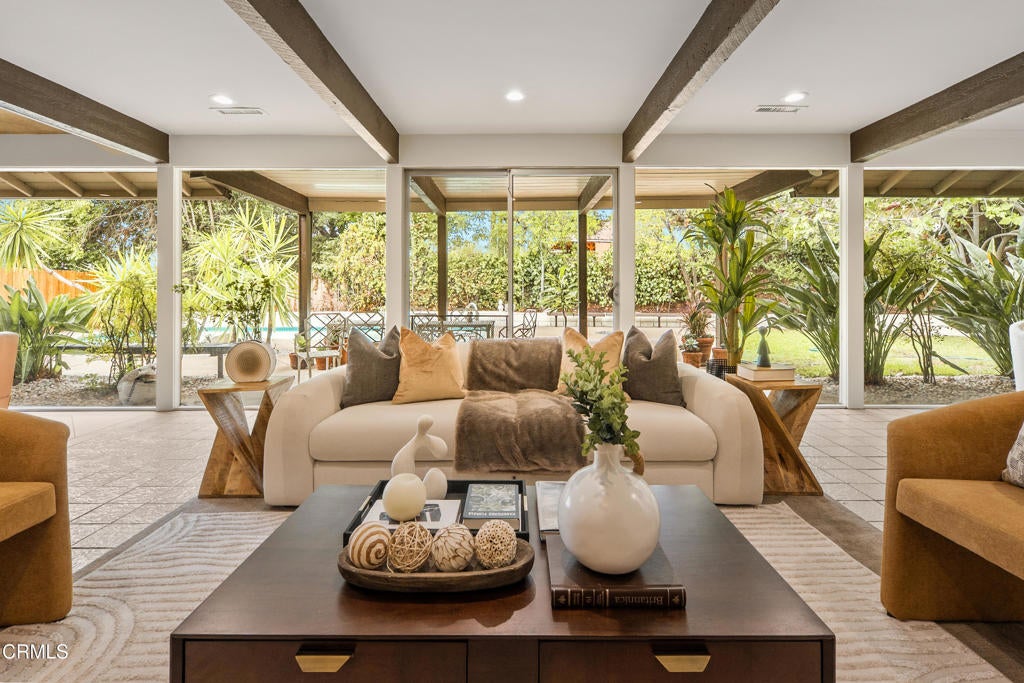 1563 Sierra Madre Villa Avenue