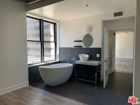 Photo of 727 W 7th Street #614, Los Angeles, CA 90017 (MLS # 26832543)