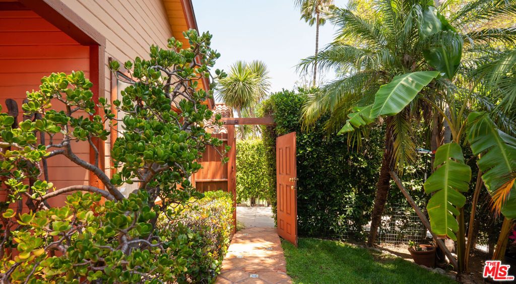 Photo of 8921 Rosewood Avenue, West Hollywood, CA 90048 (MLS # 25575341)