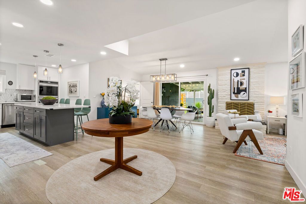 Photo of 5903 Graves Avenue, Encino, CA 91316 (MLS # 25568775)