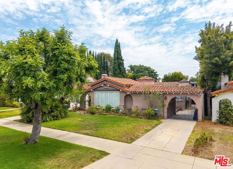 Photo of 1828 S Wooster Street, Los Angeles, CA 90035 (MLS # 26988435)