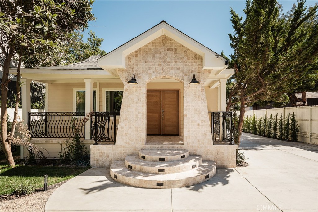 Fully renovated and move-in ready, this 4 bed, 4 bath home offers rare flexibility and hidden value. With two ensuite bedrooms, all new appliances, and gated privacy, it’s perfectly suited for owner-users or creative investors.
Out back, you’ll find a newly built patio with a dining area and a cowboy pool — a perfect setup for laid-back entertaining and tenant appeal. The interiors have been thoughtfully designer touched with romantic archways, marble tiles, red travertine countertops and stunning millwork detailing throughout. All bedrooms have integrated designer wood closet build outs and creative lighting layouts. The back of the home features a luxury primary suite with lofted ceilings, raw brass sconces, integrated custom closet and vanity, and en suite full primary bathroom. Relax in an oversized soaker tub and large glass enclosed corner shower, double sink vanity and designer polished nickel fixtures throughout. Too many stunning details to list, must see for yourself.
The nearly 7,000 sq ft lot is zoned multifamily and already recorded as a 4-unit dwelling, allowing for a seamless conversion to multifamily use from day one. Off-street parking for up to 6 vehicles adds major convenience.
Whether you're looking for a turnkey residence with income potential or a property to reimagine entirely, Marshfield is the kind of asset that rarely hits the open market.
