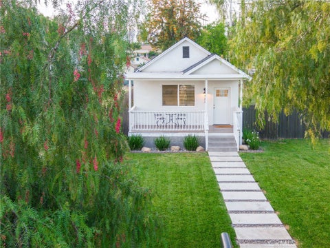 Photo of 423 E Stuart Ave, Redlands, CA 92374 (MLS # CV26111946)
