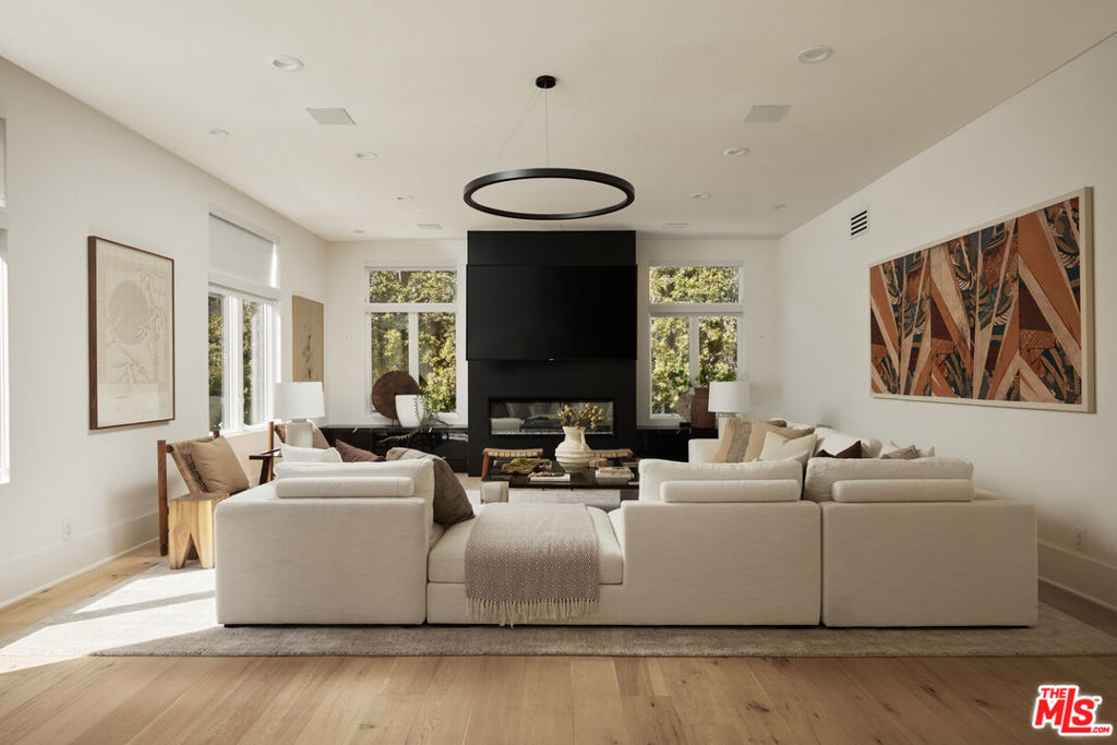 4322 Hayvenhurst Avenue