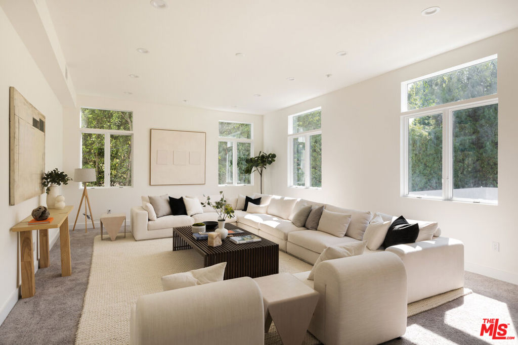 4322 Hayvenhurst Avenue