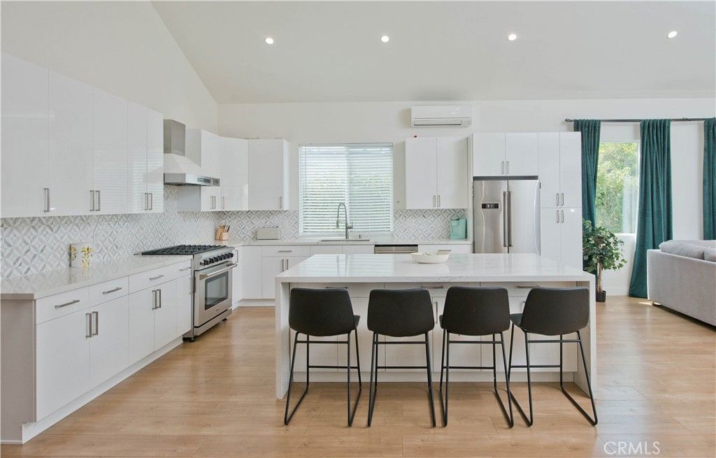 Photo of 5907 Encino Avenue, Encino, CA 91316 (MLS # SR25197759)
