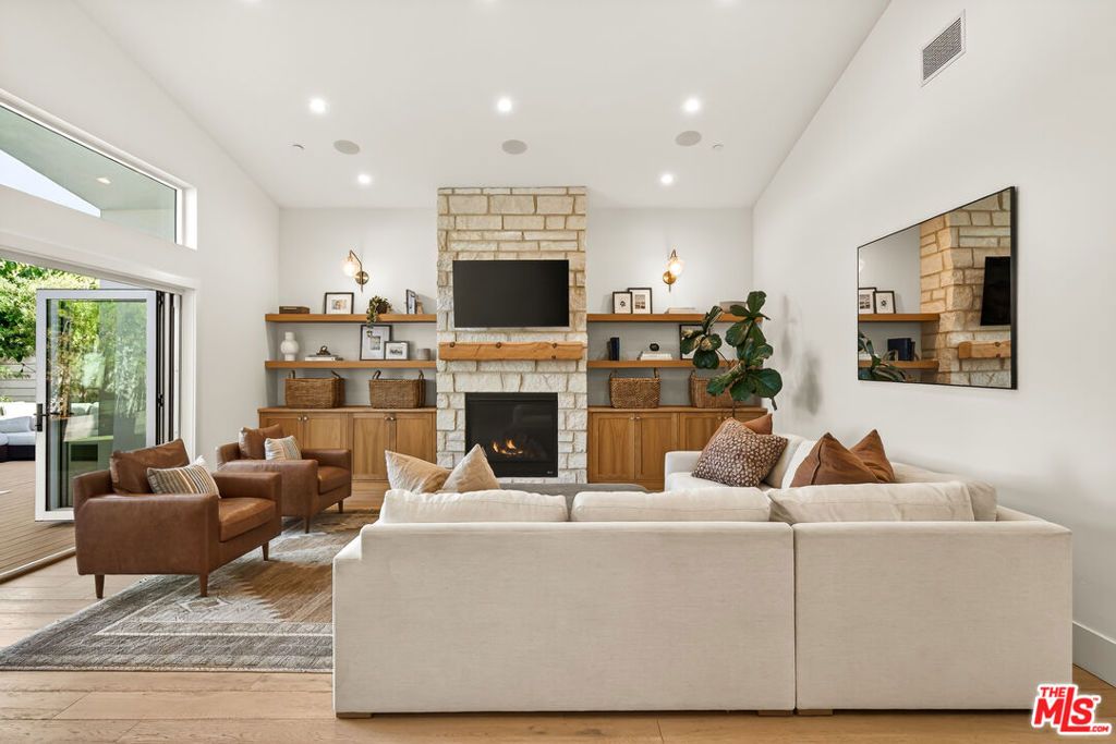 Photo of 2670 Barry Avenue, Los Angeles, CA 90064 (MLS # 26664193)