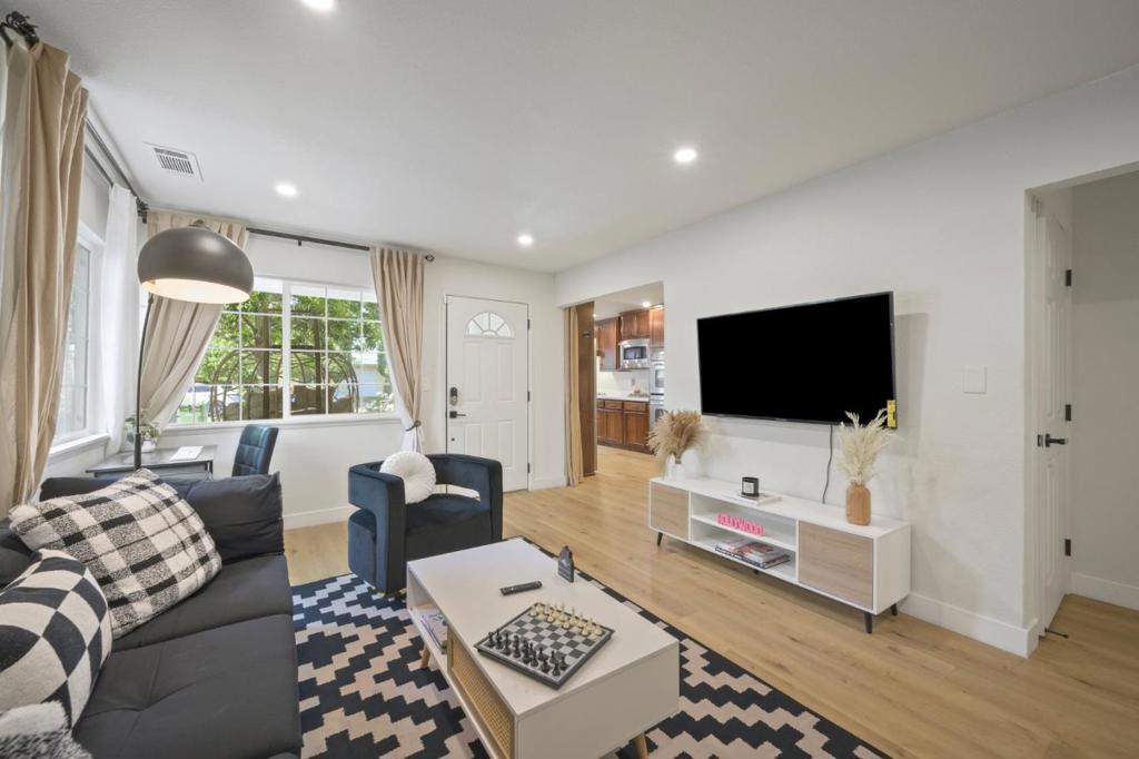 Properties 3 10230 Griffith Street