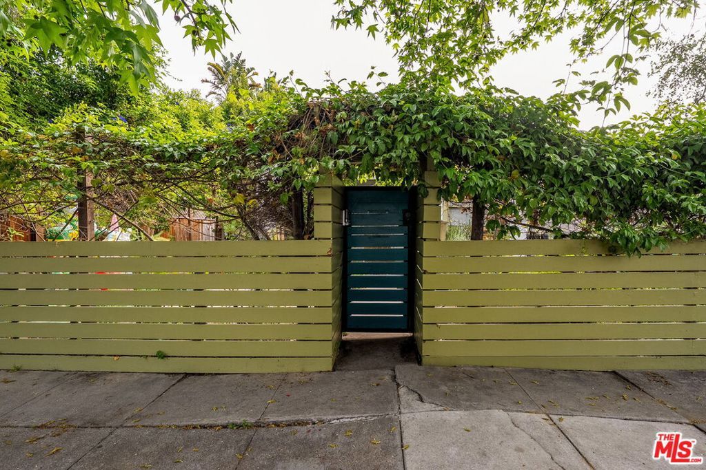 Photo of 2206 Walnut Avenue, Venice, CA 90291 (MLS # 26668415)