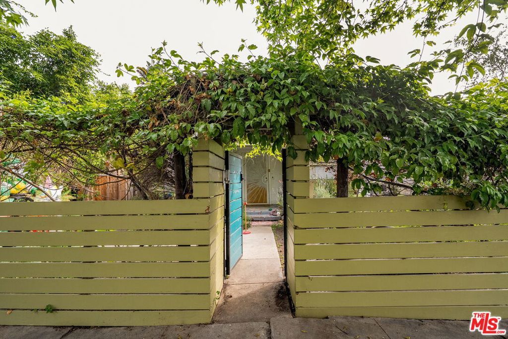 Photo of 2206 Walnut Avenue, Venice, CA 90291 (MLS # 26668415)