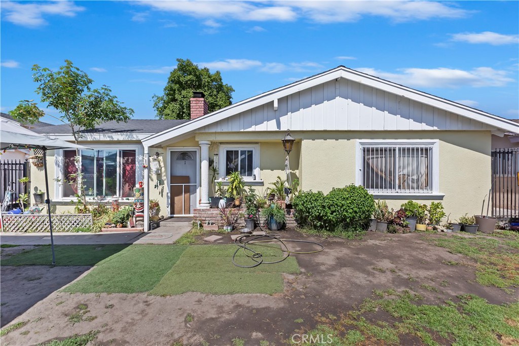 Great Investment Opportunity in Pomona!
Located in a prime area near the 71 and 60 freeways, this multi-family property offers excellent potential for investors or owner-occupants. The property features four separate units with strong rental income potential.
Unit 1 (Front, Ground Floor): 3 bedrooms, 2 bathrooms
Unit 2 (Ground Floor): 2 bedrooms, 1 bathrooms
Unit 3 (Upper Floor): 2 bedrooms, 1 bathroom
Unit 4 (Upper Floor): 1 bedroom, 1 bathroom
Each unit enjoys individual garage parking with access via the rear alley. The convenient location offers easy access to major transportation routes, schools, shopping, and dining. Don’t miss out on this rare opportunity to own a cash-flowing property in a high-demand rental area!