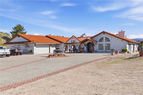 Photo of 29952 Louis Ave Ave, Canyon Country, CA 91351 (MLS # SR26059443)