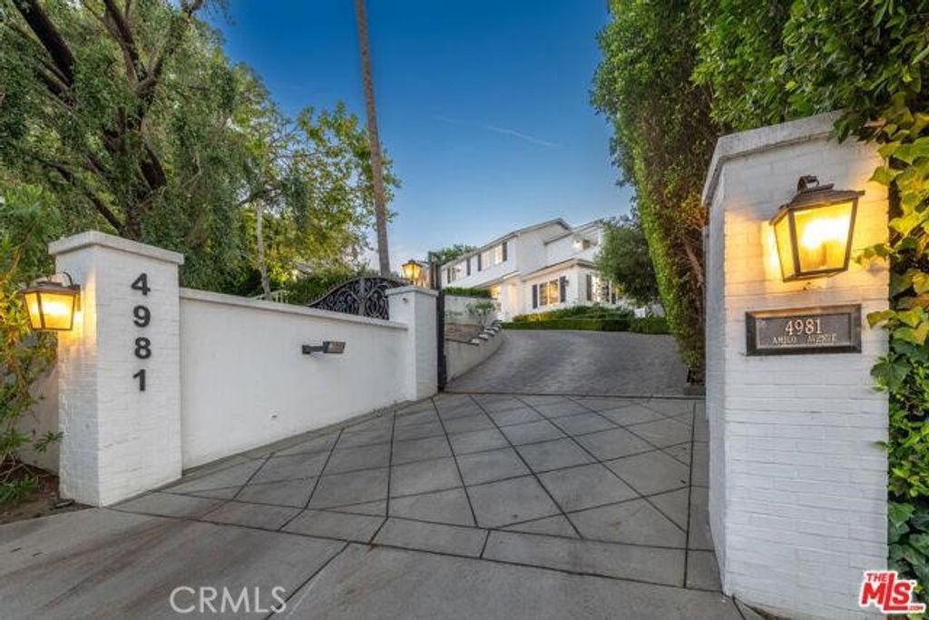 Photo of 4981 Amigo Ave, Tarzana, CA 91356 (MLS # SR26051276)