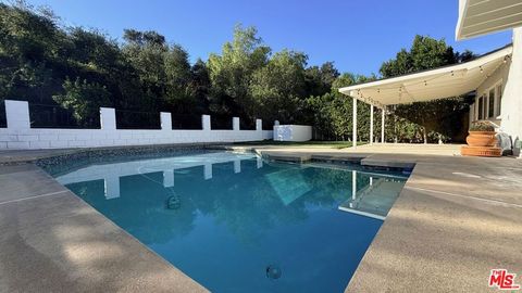 Photo of 29392 Hillrise Drive, Agoura Hills, CA 91301 (MLS # 26639611)