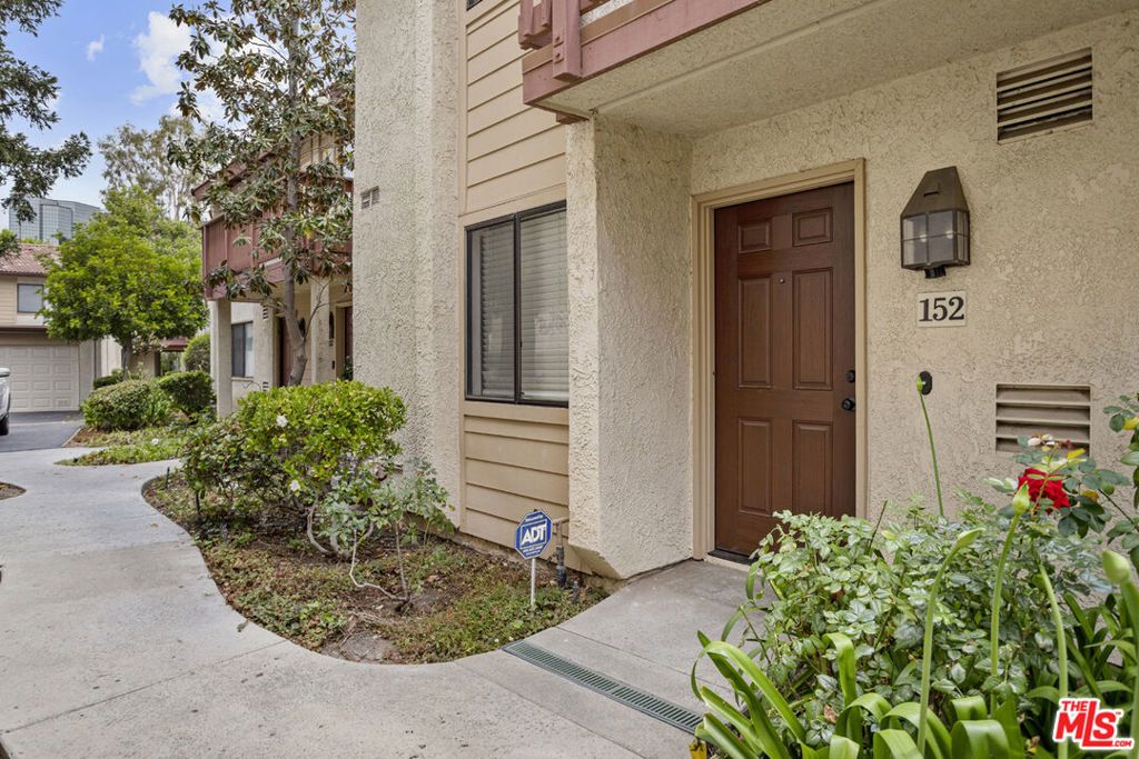 Photo of 5720 Owensmouth Avenue #152, Woodland Hills, CA 91367 (MLS # 25571183)
