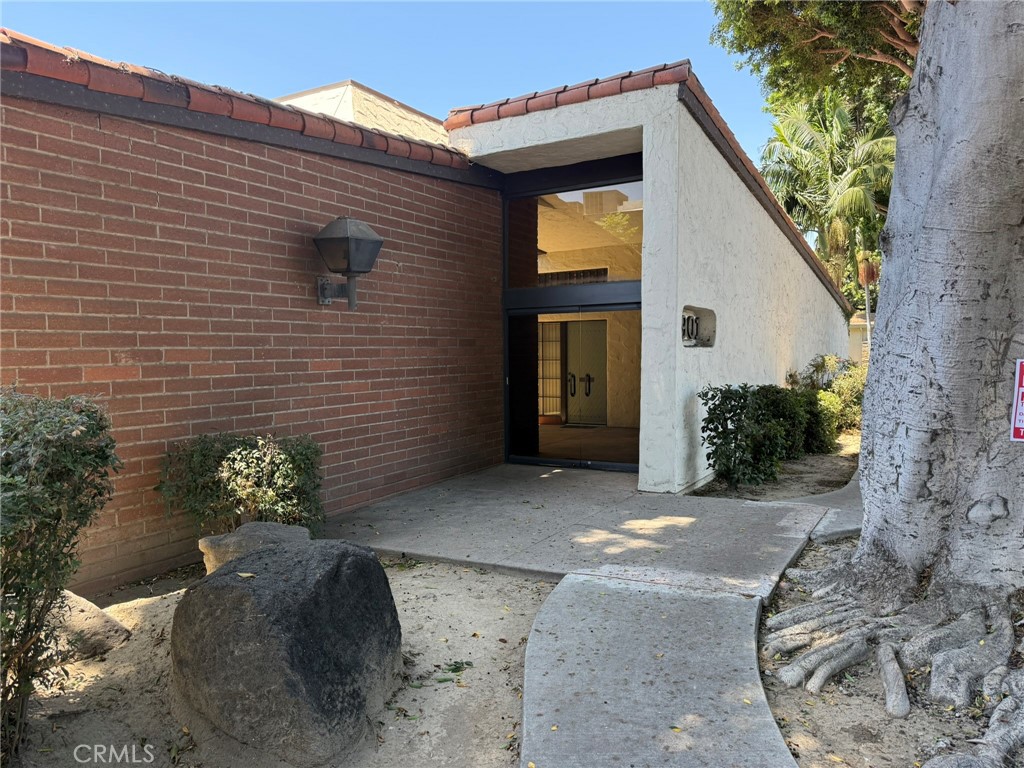 "Now available in the heart of Whittier: a beautiful, serene, and Office Building has 6 private professional office suites and the setting is a charming courtyard setting. Enjoy a peaceful work environment with your own private patio area—perfect for breaks, fresh air, or outdoor meetings. Fantastic for all professionals seeking both productivity and tranquility in a prime Whittier location.