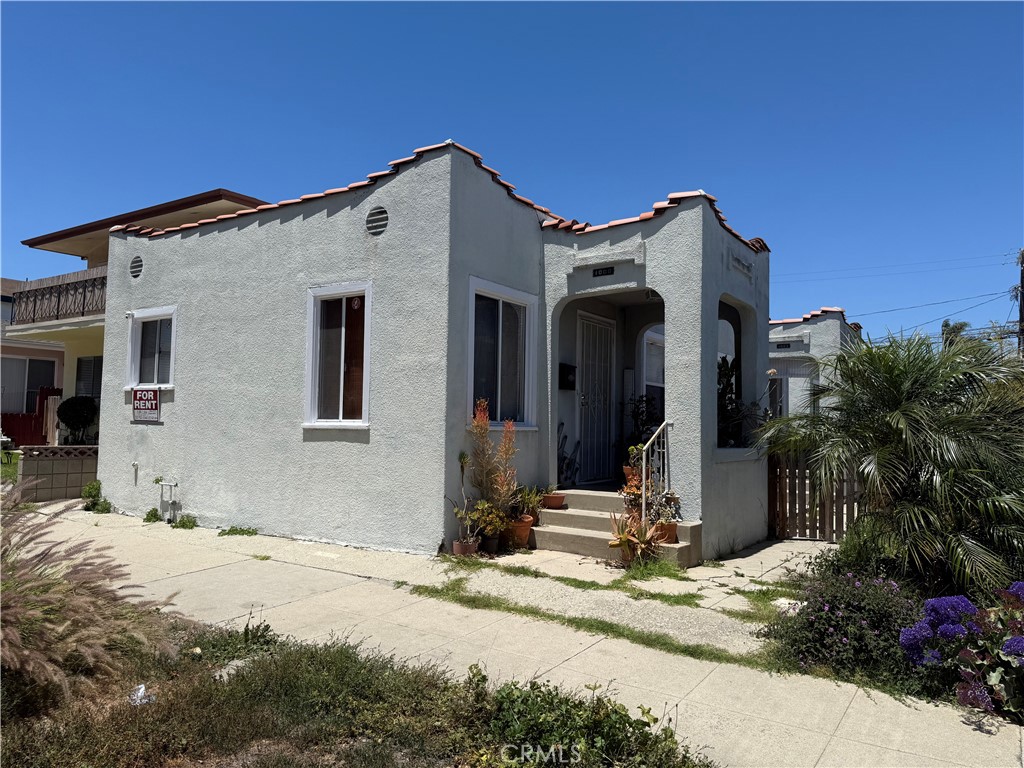 LOCATION, LOCATION, LOCATION !!! Welcome to this charming property conveniently located in the beautiful Vista Del Oro neighborhood in coastal San Pedro. This charming bungalow-style 1-bedroom, 1 bathroom apartment is a must-see. The kitchen includes a stove. A private 1-car garage is included. Additional street parking is available. Tenants enjoy convenient access to local shops and restaurants. Enjoy the new LA waterfront with the freshest seafood, parks, and art shows, Cabrillo Beach, and freeway access. Available NOW.
