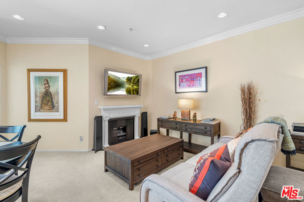 620 S Gramercy Place 222