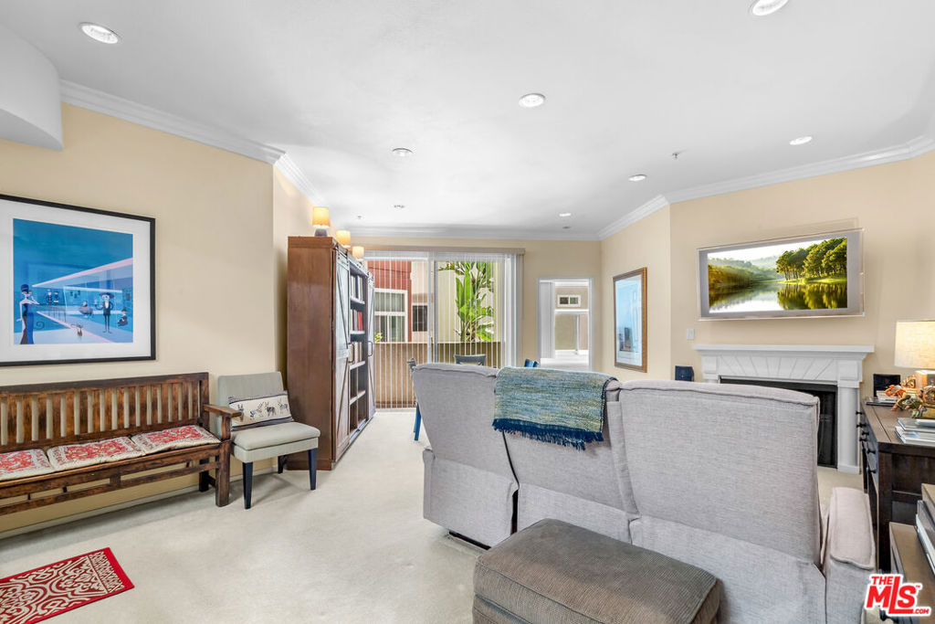 620 S Gramercy Place 222