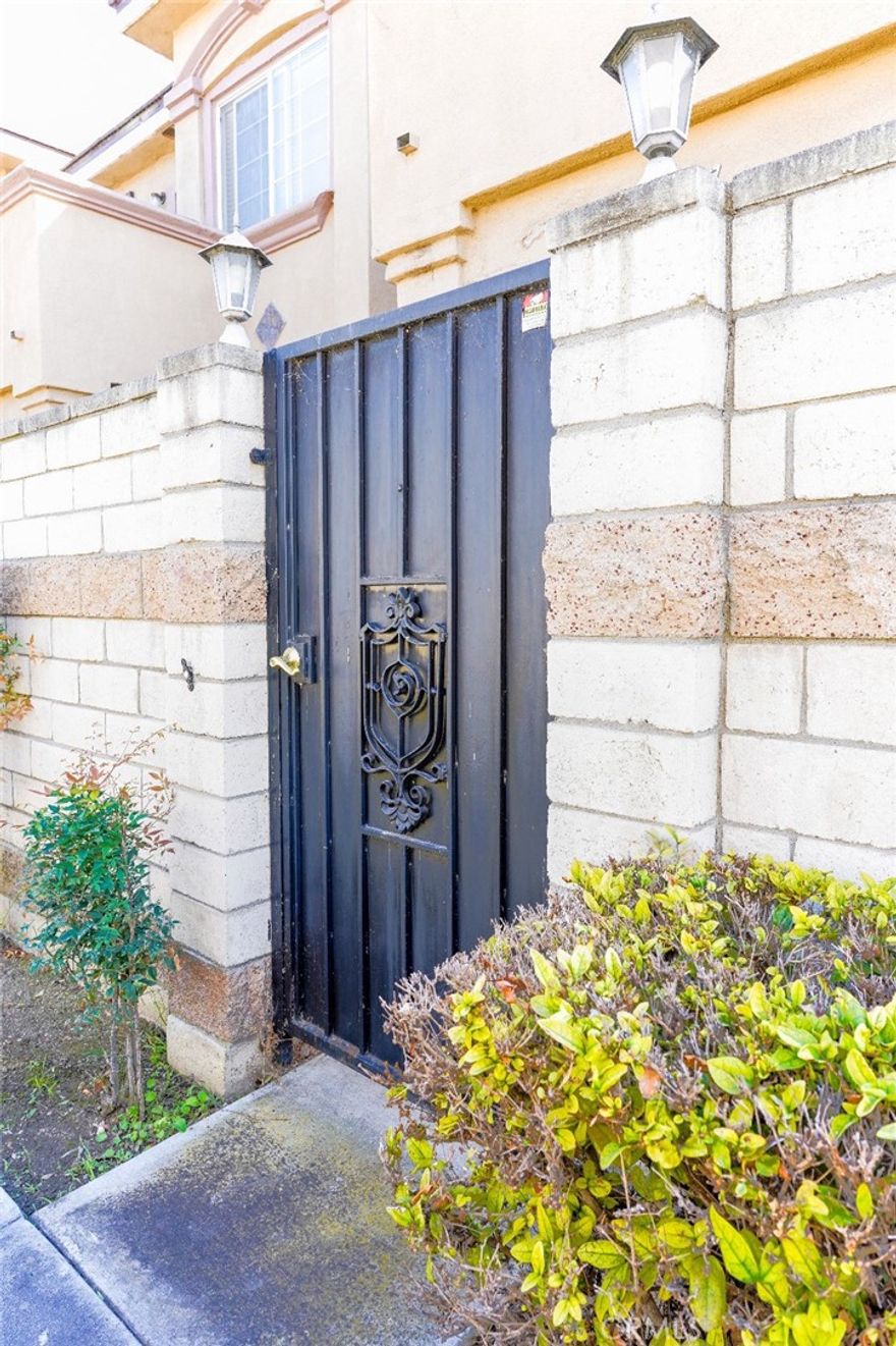 Turnkey 3-Bedrooms condo in Buena Park!

Move-in ready 3 bed,2.5 bath condo with an open-concept kitchen, inviting dining area . Built in 2005 and updated kitchen and flooring .Prime location near freeways and shopping .Best deal in town- great for a starter buyer- don't miss it!