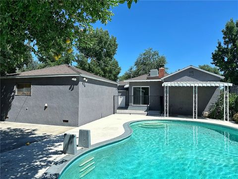 Photo of 17516 Lemay Street, Lake Balboa, CA 91406 (MLS # SR26072301)