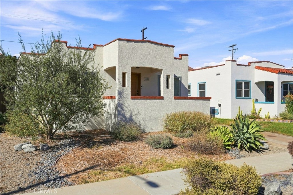 3855 E Wilton