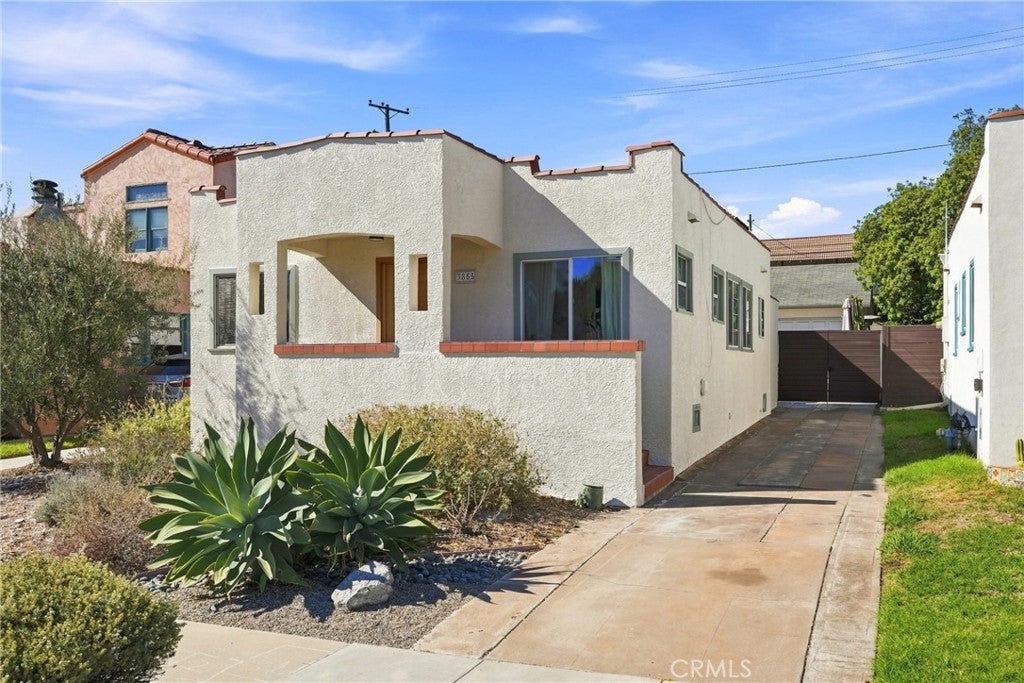 3855 E Wilton