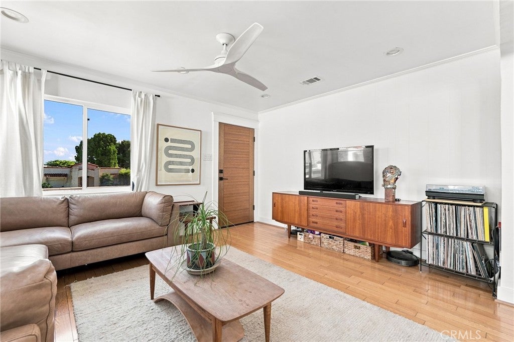 3855 E Wilton