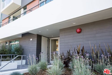 Photo of 938 S ORANGE GROVE Avenue #201, Los Angeles, CA 90036 (MLS # 26841163)
