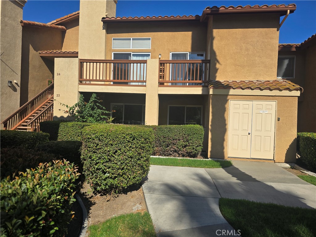 Welcome to this prime location charming 2 bedrooms and 2 Baths condominium. Enjoy being just steps away from your resort style pool. This property is located in the center of all, close to famous All Town Temecula for great entertainment and shopping, well known Temecula Wine Country, the promenade Mall, walking distance to Temecula Town Center with a great variety of shops and restaurants. Close enough but far enough of major freeways.
This upper unit has a large balcony with views of green areas and pool. Great place to live in or best investment property. Association fees includes water ,trash and common areas maintenance. Air conditioning unit was replaced within a year.