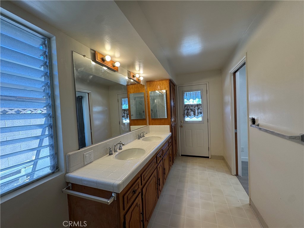 12702 Woodland