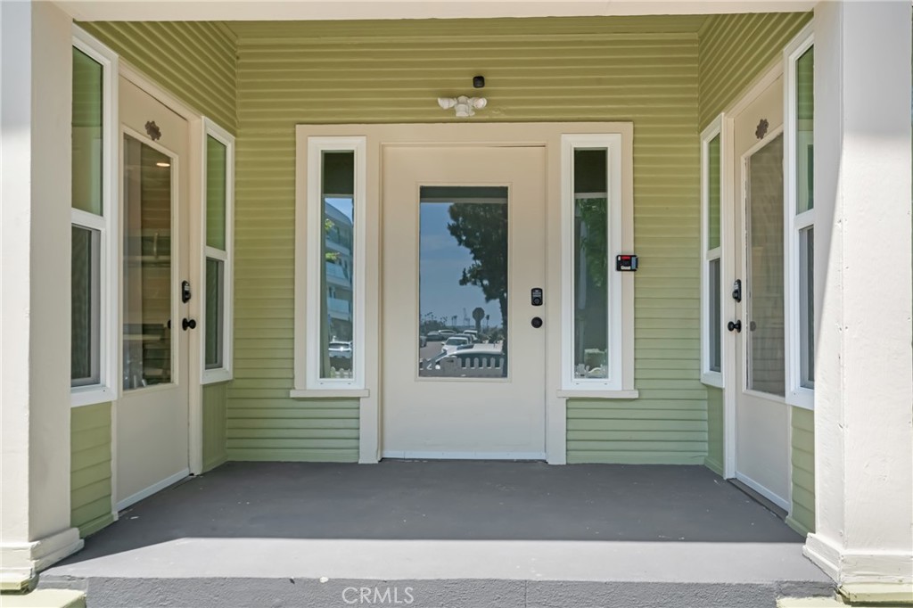 1123 E Ocean Blvd