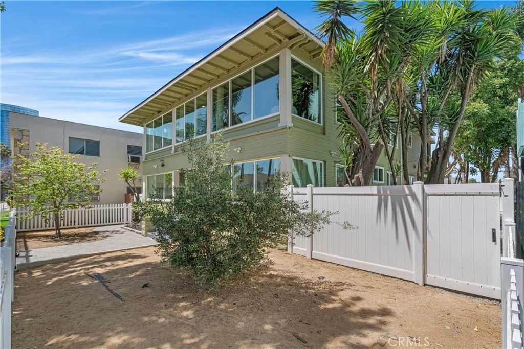 1123 E Ocean Blvd