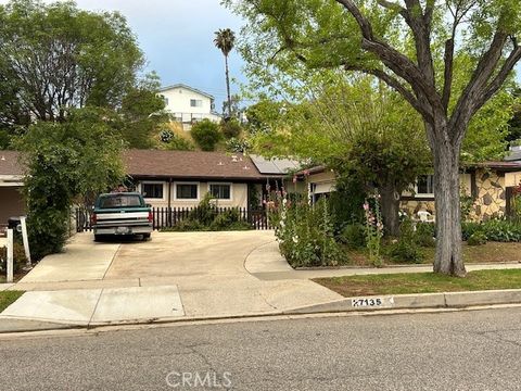 Photo of 27135 Cabrera Ave, Saugus, CA 91350 (MLS # SR26070454)