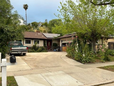 Photo of 27135 Cabrera Ave, Saugus, CA 91350 (MLS # SR26070454)