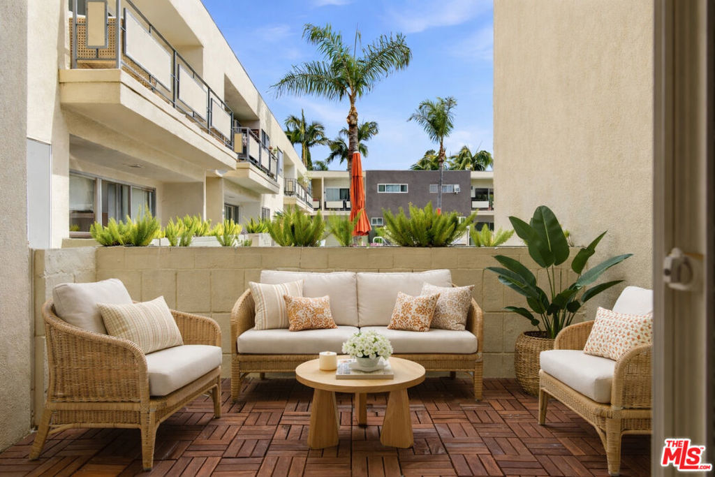 1233 N Laurel Avenue 109